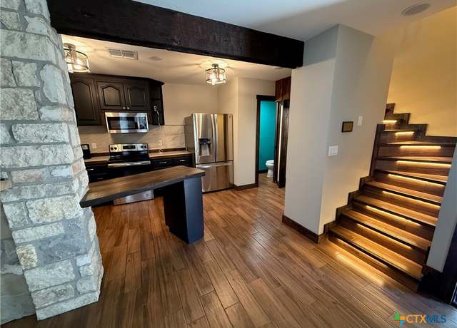 Property at 190 Oakridge St, Canyon Lake, TX 78133, 2 beds, 1.5 baths