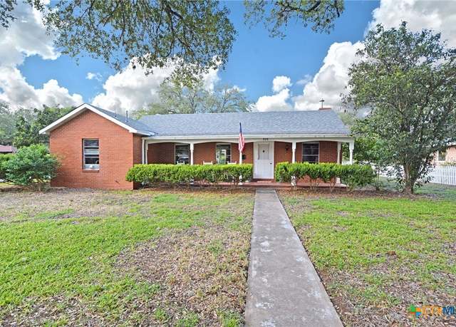 Property at 929 E Cedar St, Seguin, TX 78155, 3 beds, 1 bath