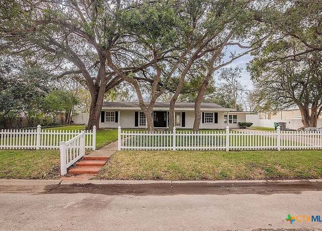 Property at 101 E Loma Vista Ave, Victoria, TX 77901, 4 beds, 3 baths
