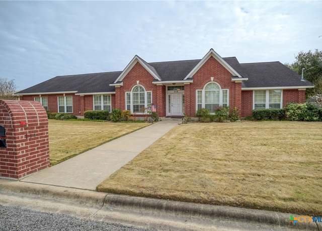 Property at 714 Louisiana St, Shiner, TX 77984, 5 beds, 4 baths