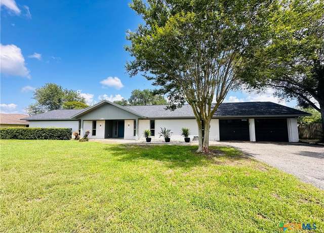 Property at 123 Oak Ridge Dr, Yoakum, TX 77995, 3 beds, 2 baths