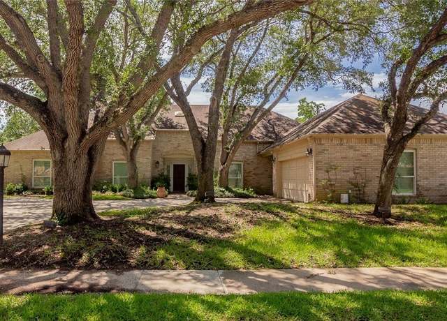 Property at 6013 Country Club Dr, Victoria, TX 77904, 4 beds, 3.5 baths