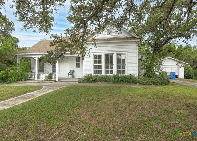 Property at 832 E Court St, Seguin, TX 78155, 4 beds, 3 baths