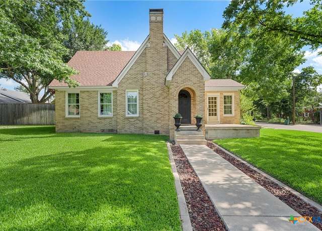 Property at 1004 E 10th St, Cameron, TX 76520, 4 beds, 3.5 baths
