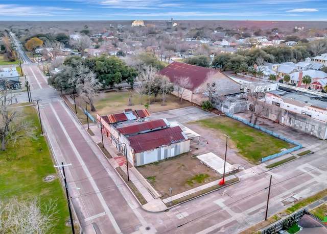 Property at 117 S Cameron St, Victoria, TX 77901