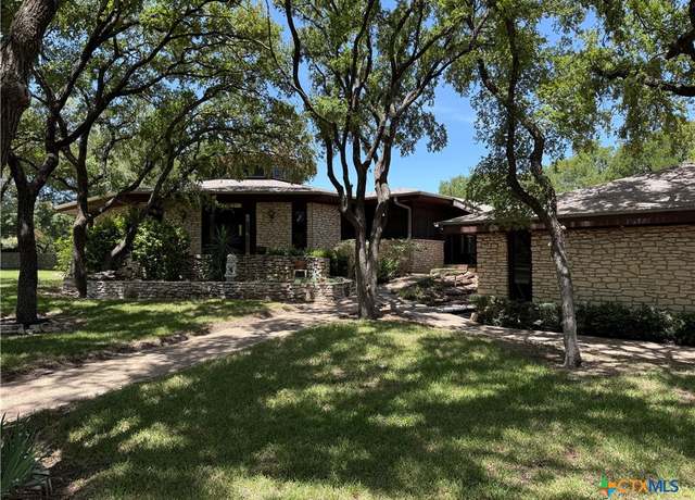 Property at 201 Dodds Creek Dr, Gatesville, TX 76528, 4 beds, 3.5 baths