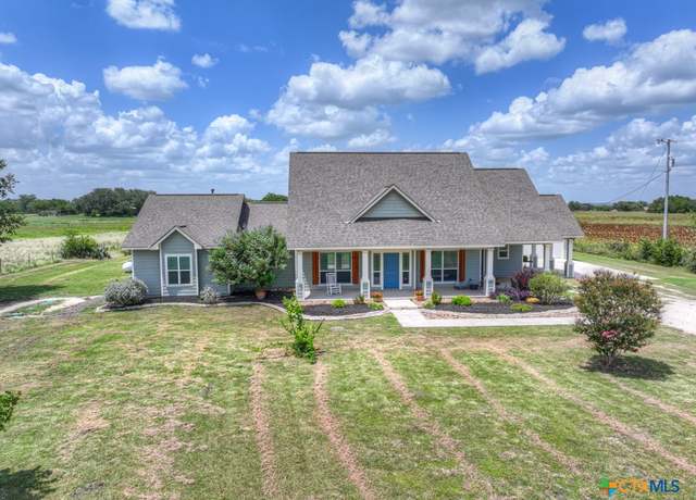Property at 2048 E Martindale Rd, Seguin, TX 78155, 3 beds, 3 baths