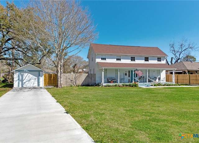 Property at 808 Center St, El Campo, TX 77437, 4 beds, 2.5 baths