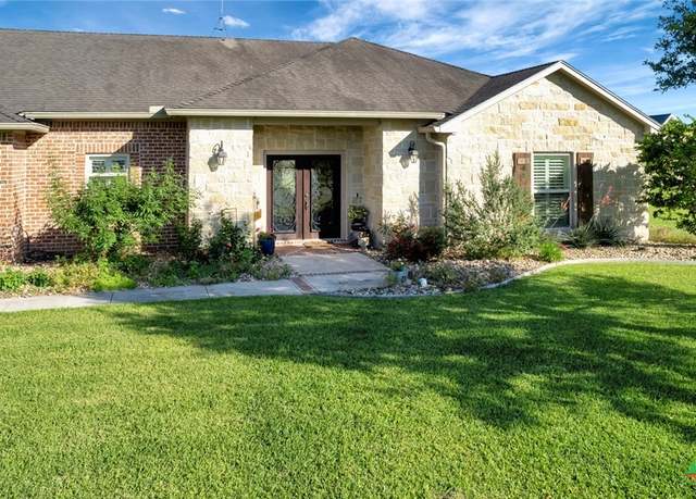 Property at 135 Wellspring Blvd, Victoria, TX 77904, 4 beds, 3 baths