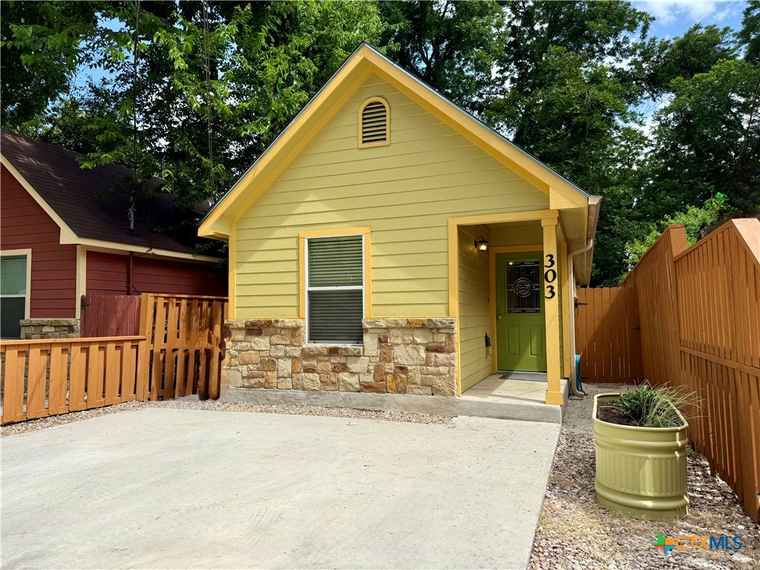 Photo of 303 Armstrong St San Marcos, TX 78666