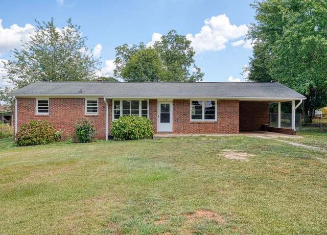 Property at 110 Cloverdale Dr, Boiling Springs, SC 29316, 3 beds, 2 baths