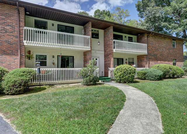 Property at 103 Oakwood Pl, Hendersonville, NC 28792, 3 beds, 2 baths