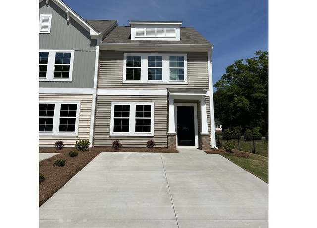 Property at 683 Blossom Run, Spartanburg, SC 29307, 3 beds, 2.5 baths