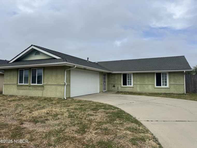 Photo of 1007 W Oak Ave Lompoc, CA 93436