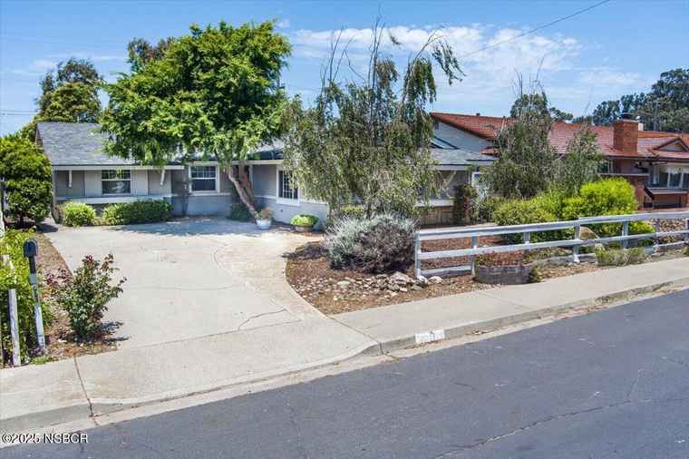 Photo of 1729 Berkeley Dr Lompoc, CA 93436
