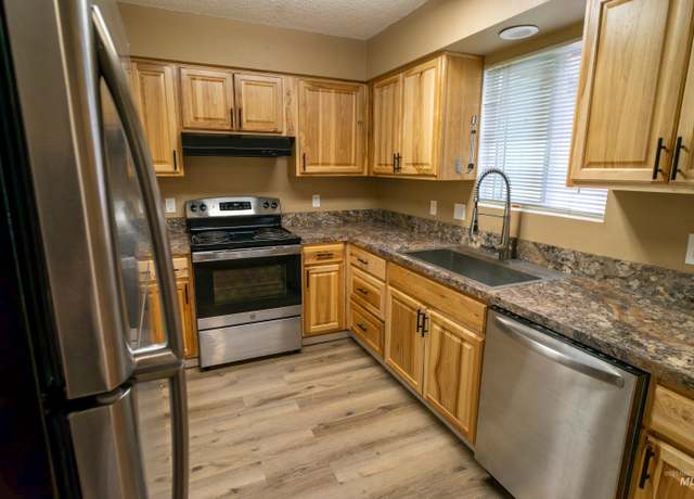 Property at 3129 1/2 8th Street C Unit A, Lewiston, ID 83501, 2 beds, 1.5 baths