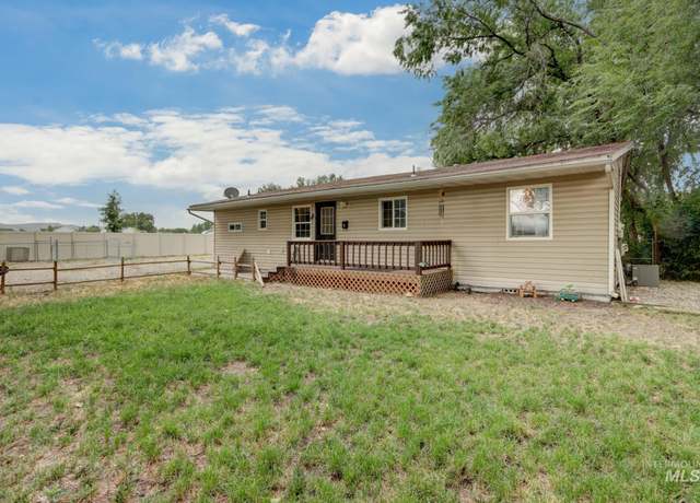 Property at 731 W 4th St, Emmett, ID 83617, 3 beds, 1 bath