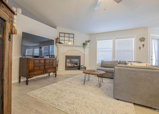 Property at 1922 S Panorama Dr, Nampa, ID 83686-4716, 3 beds, 2 baths