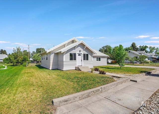 Property at 914 B St, Rupert, ID 83350, 3 beds, 2 baths