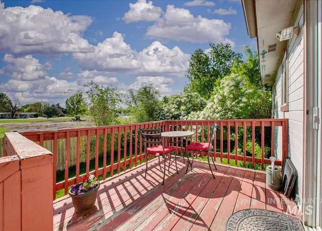 Property at 2208 S Ivy St, Nampa, ID 83686, 3 beds, 3 baths