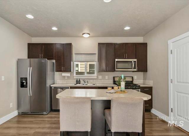 Property at 315 E Denver St, Caldwell, ID 83605, 3 beds, 2.5 baths