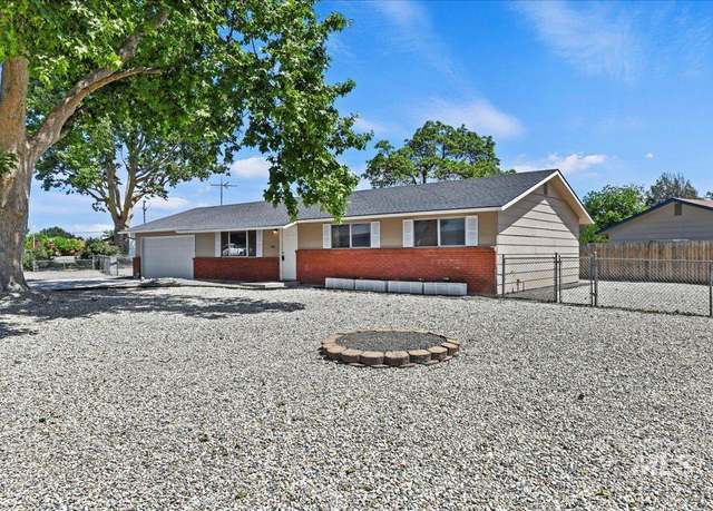 Property at 406 N Pine St, Emmett, ID 83617, 3 beds, 2 baths