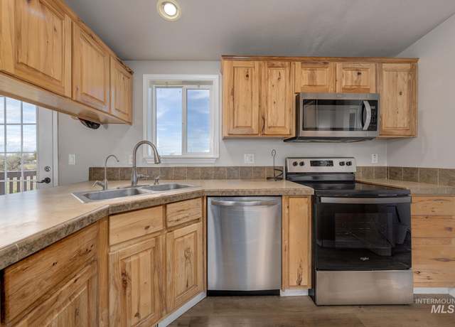 Property at 386 Chester Rd, Ontario, OR 97914, 3 beds, 2 baths