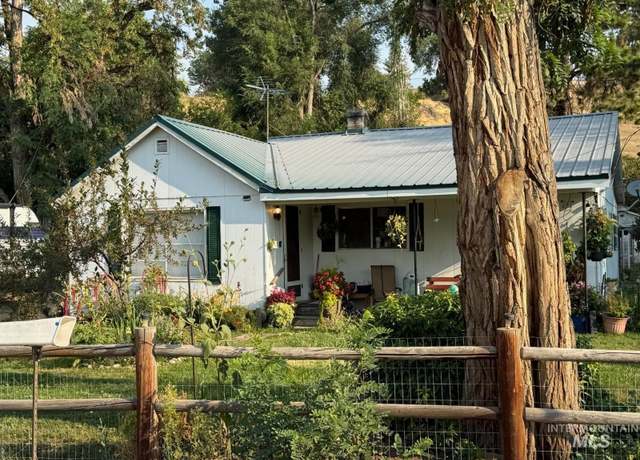 Property at 120 Canyon St, Horseshoe Bend, ID 83629, 3 beds, 1 bath