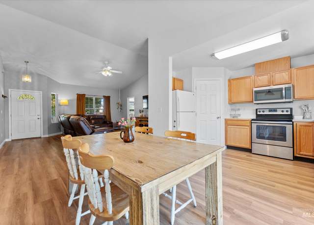 Property at 1505 Peregrine Dr, Mountain Home, ID 83647-4433, 4 beds, 2 baths
