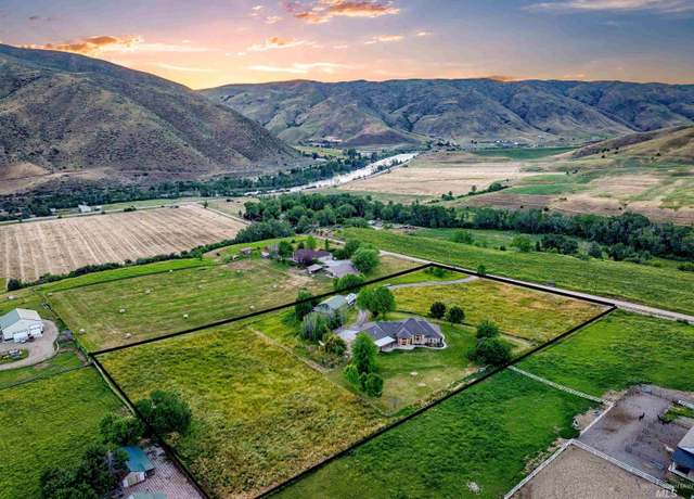 Property at 26 Hill Creek Rd, Horseshoe Bend, ID 83629, 4 beds, 3 baths