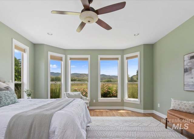 Property at 26 Hill Creek Rd, Horseshoe Bend, ID 83629, 4 beds, 3 baths