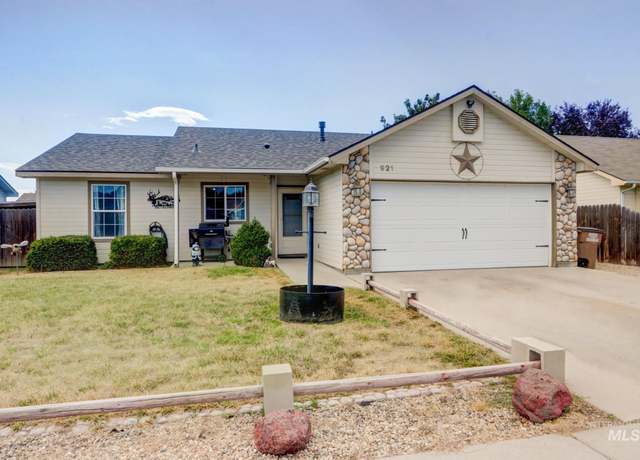 Property at 921 S Pawnee Ave, Emmett, ID 83617, 3 beds, 2 baths