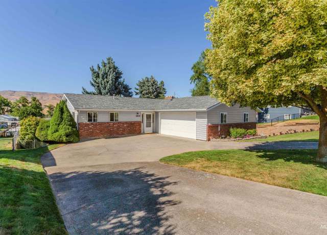 Property at 2419 Sunset Dr, Lewiston, ID 83501-3438, 3 beds, 2 baths