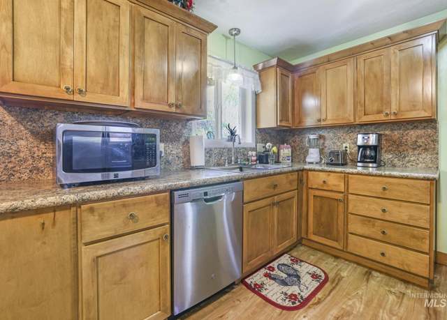 Property at 1533 9th Avenue East, Gooding, ID 83330, 4 beds, 1.5 baths