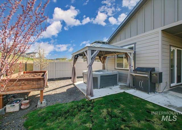 Property at 10496 W Daylily Ct, Star, ID 83669, 4 beds, 2 baths