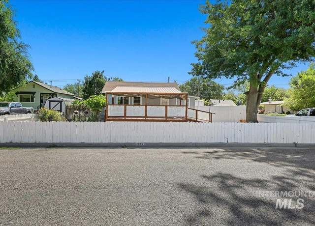 Property at 224 S Fern St, Nampa, ID 83686-5222, 4 beds, 2 baths