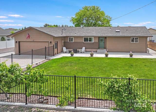 Property at 1011 Filer Ave W, Twin Falls, ID 83301, 3 beds, 3 baths