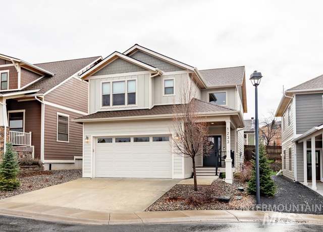 Property at 1233 Wiltshire Dr, Moscow, ID 83843, 3 beds, 2.5 baths