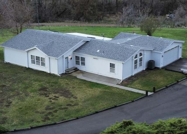 Property at 1325 E 9th St, Weiser, ID 83672, 3 beds, 2 baths