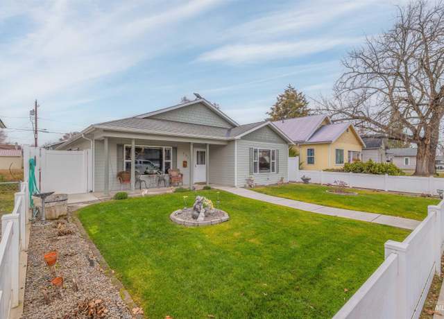 Property at 1210 6th St, Clarkston, WA 99403, 3 beds, 2 baths