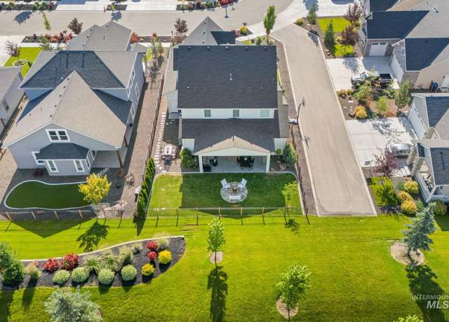 Property at 1305 N Big Star Pl, Eagle, ID 83616, 4 beds, 2.5 baths