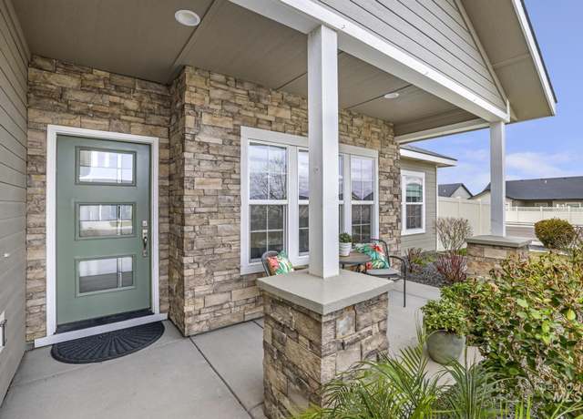 Property at 1051 Dunnigan St, Twin Falls, ID 83301, 3 beds, 2.5 baths