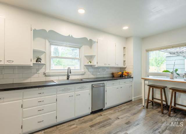 Property at 3102 N Sycamore Dr, Boise, ID 83703-4130, 3 beds, 2 baths