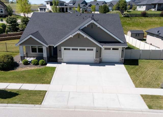 Property at 1031 E Reflect Ridge Dr, Meridian, ID 83642, 4 beds, 2.5 baths