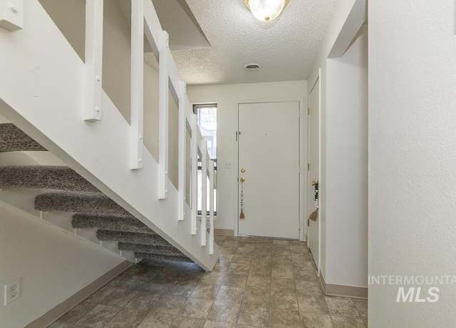 Property at 372 N Eagle Glen Ln, Eagle, ID 83616, 2 beds, 1.5 baths