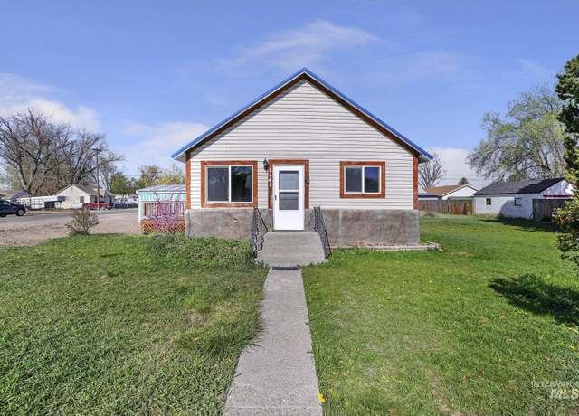 Property at 1141 Idaho St, Gooding, ID 83330, 2 beds, 1.5 baths