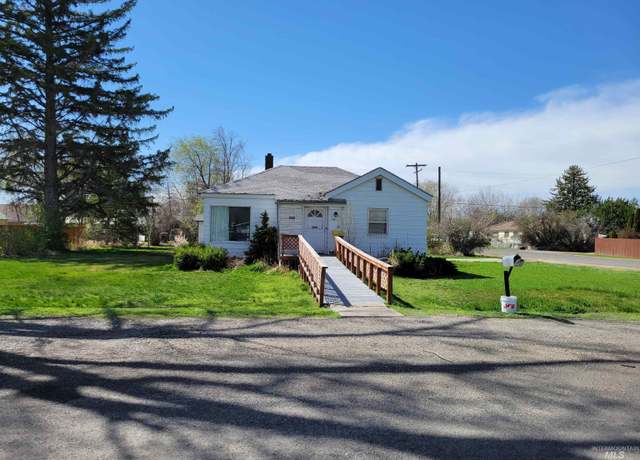 Property at 1105 California St, Gooding, ID 83330, 3 beds, 2 baths
