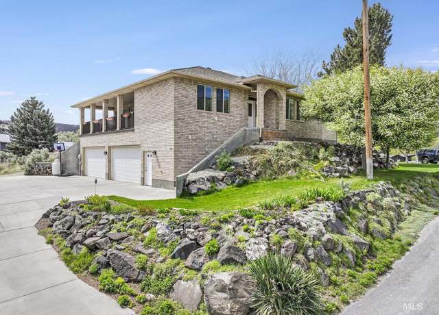 Property at 816 River View Dr, Twin Falls, ID 83301, 5 beds, 3.5 baths