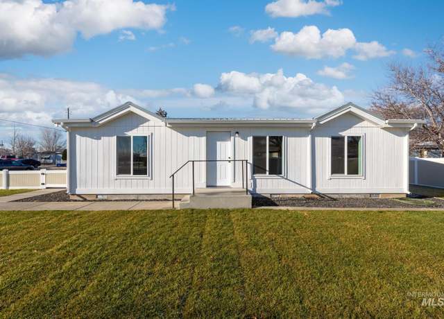 Property at 103 W 1st St, Fruitland, ID 83619, 2 beds, 2 baths