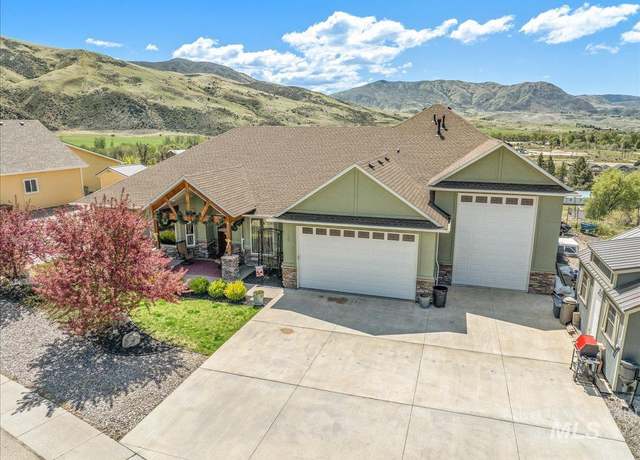 Property at 120 S Riverside Dr, Horseshoe Bend, ID 83629, 3 beds, 2.5 baths
